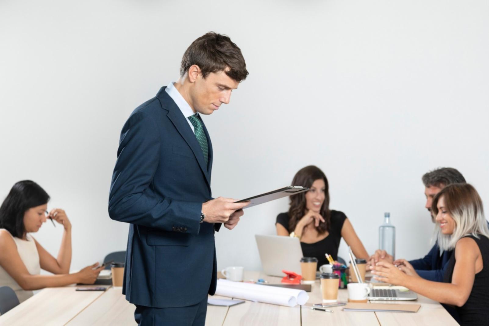 Conseiller miraventiqlo en rendez-vous avec client