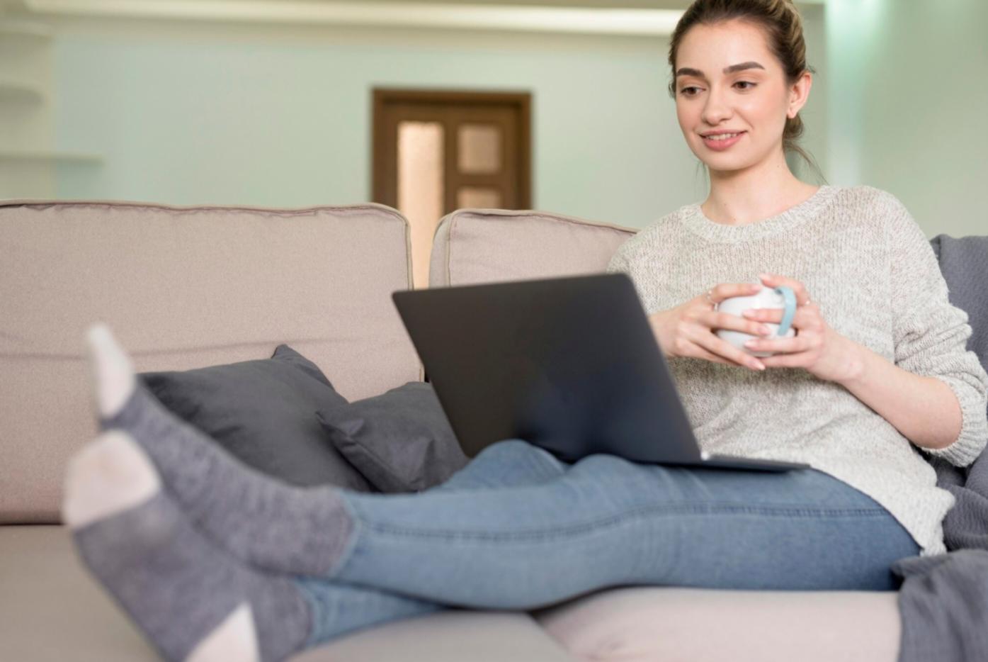 Étudiants internationaux collaborant sur leur projet financier