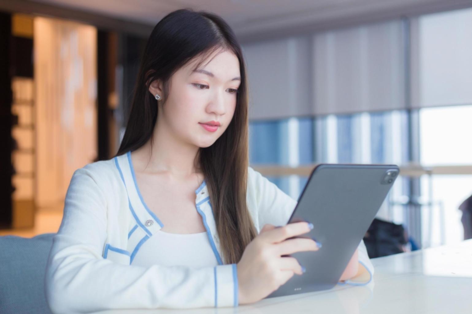 Étudiant travaillant sur sa gestion financière avec documents administratifs