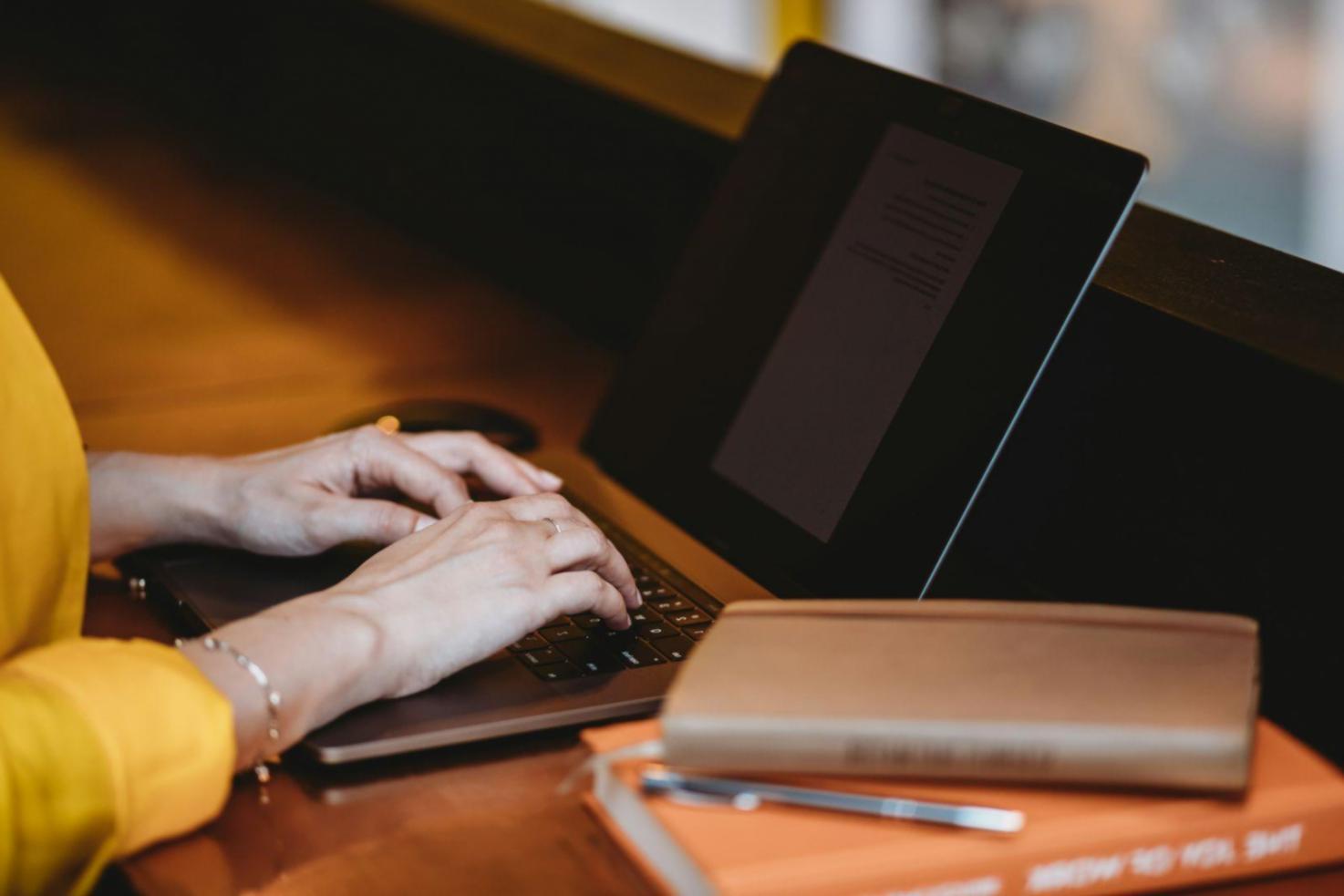 Session de travail avec analyse de documents financiers